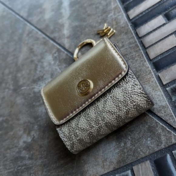 Michael Kors Jet Set Travel AirPod Case - Picture 3 of 14